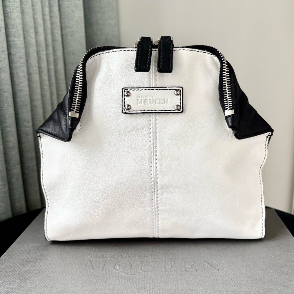 Alexander McQueen De Manta Clutch in White/Black